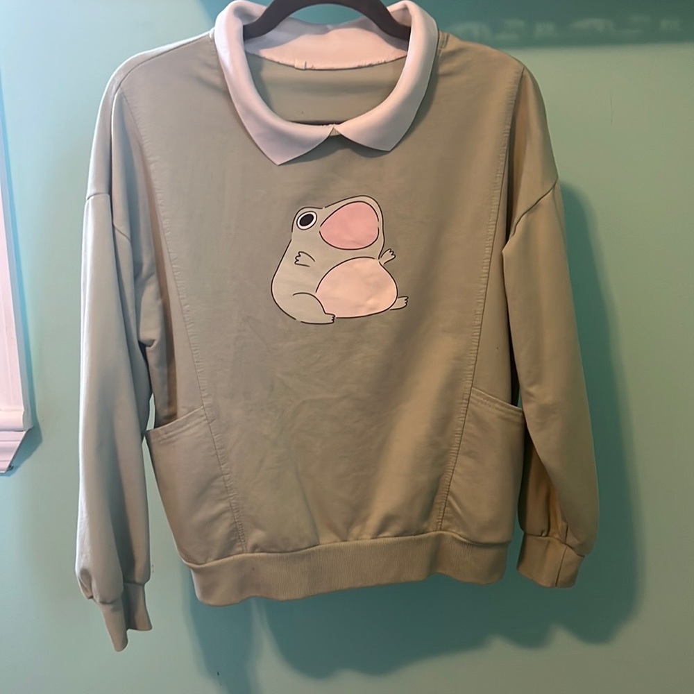 Green collard frog sweater